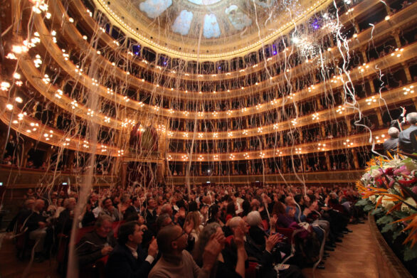 Platea all'interno del teatro. Vengono lanciati dei coriandoli