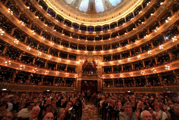 Platea all'interno del Teatro mentre applaude. Vengono lanciati dei coriandoli