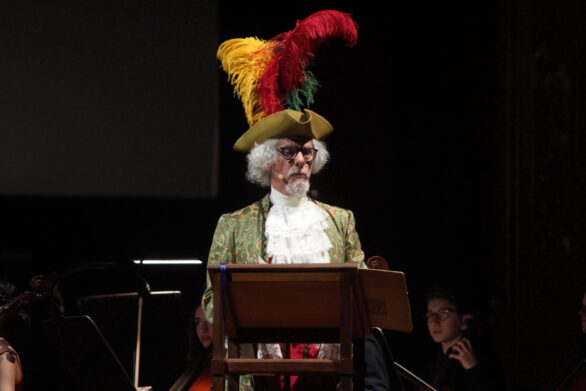 primo piano del direttore d'orchestra vestito con abiti del 700