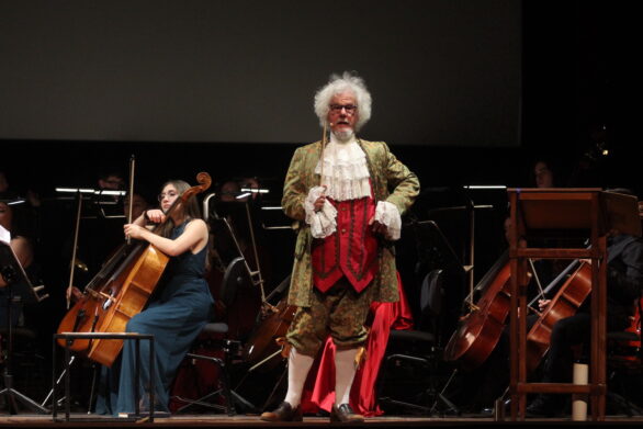 direttore d'orchestra in abiti del 700 si rivolge al pubblico