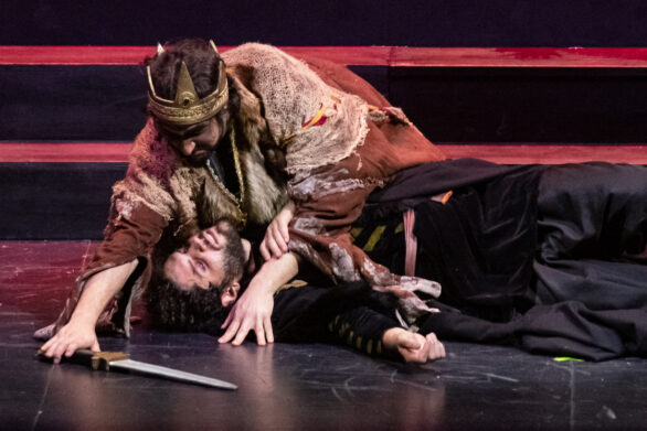 Scena in atto sul palco. Durante un duello , uno uomo uccide un altro personaggio che quindi si trova sdraiato sul palco