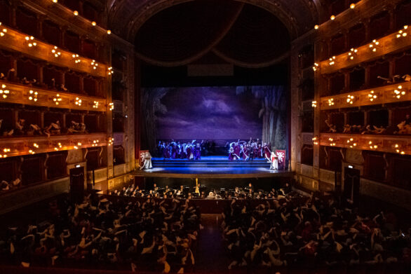 visuale interna del Teatro durante un opera
