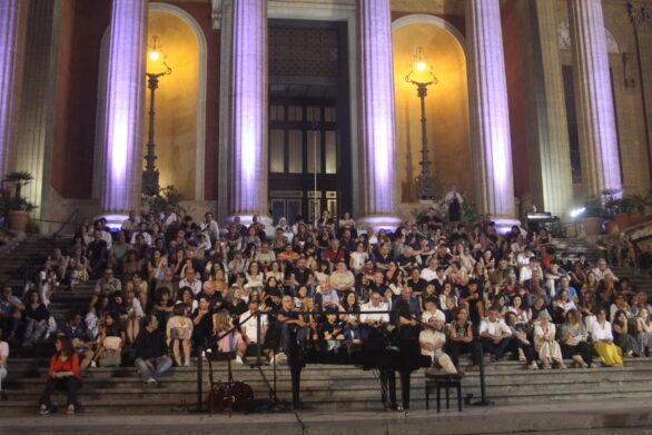 platea all'aperto sui gradini del teatro