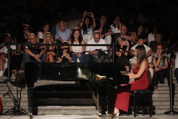 pianista con pubblico accanto