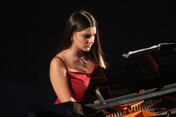 primo piano di una pianista