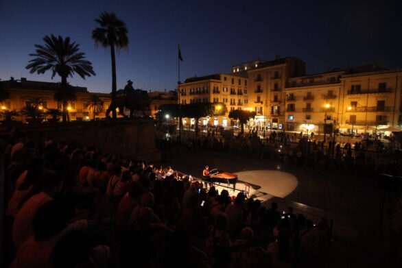 spettacolo all'aperto di una pianista