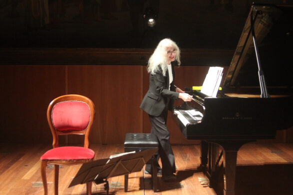 pianista Gilda Buttà in piedi davanti al piano