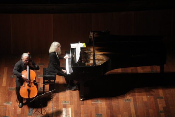visuale dall'alto del violoncellista Luca Pincini e della pianista Gilda Buttà
