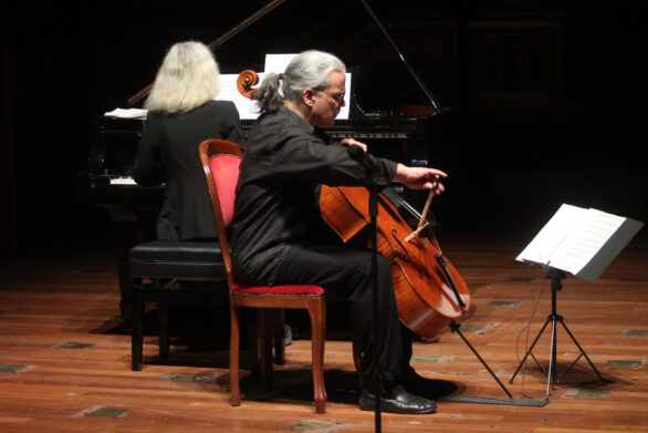 il violoncellista Luca Pincini di profilo e la pianista Gilda Buttà vista di spalle, durante un'esecuzione