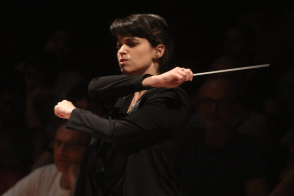 primo piano della direttrice d'orchestra