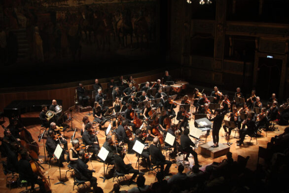 vista dell'orchestra sul palco in corso d'opera