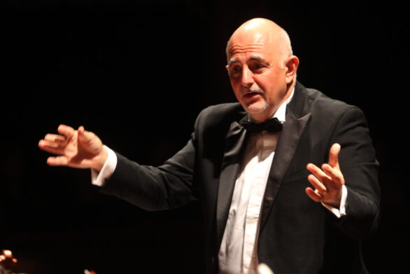 primo piano del direttore d'orchestra mentre dirige