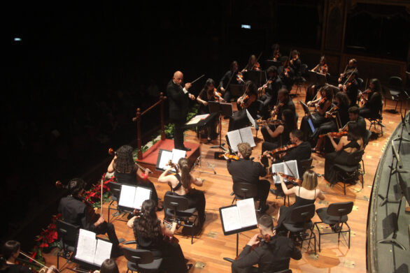 visuale dall'alto dell'orchestra in opera sul palco