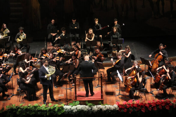 visuale dell'orchestra in opera sul palco