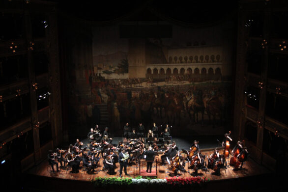 visuale dell'orchestra in opera sul palco