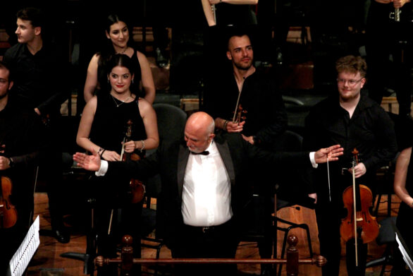prospettiva ingrandita dell'orchestra e il suo direttore