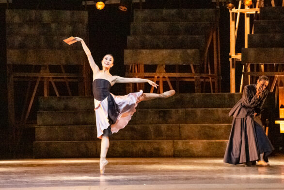 ballerina danza sulle punte tenendo in mano un oggetto di scena