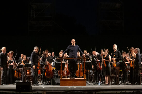 visione frontale di un'orchestra