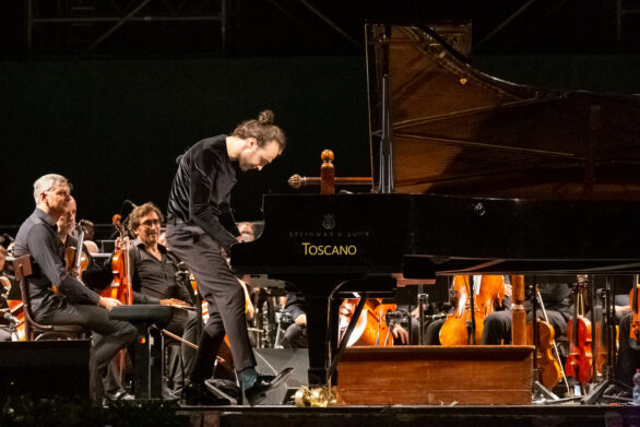 pianista Ciobanu durante un'esecuzione musicale