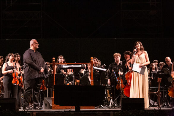 orchestra e cantante sul palco