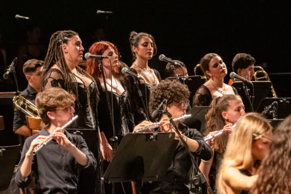 primo piano delle cantanti e flautisti sul palco