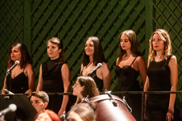 primo piano delle cantanti sul palco