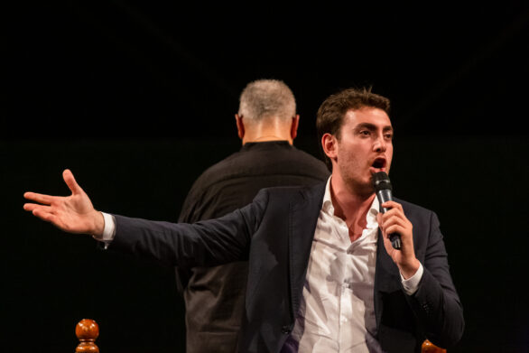Primo piano di un cantante sul palco