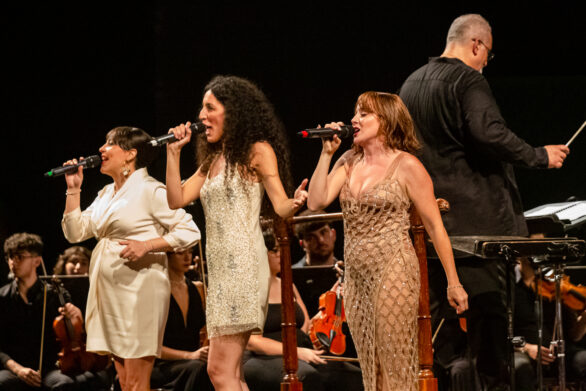 Primo piano delle cantanti sul palco.