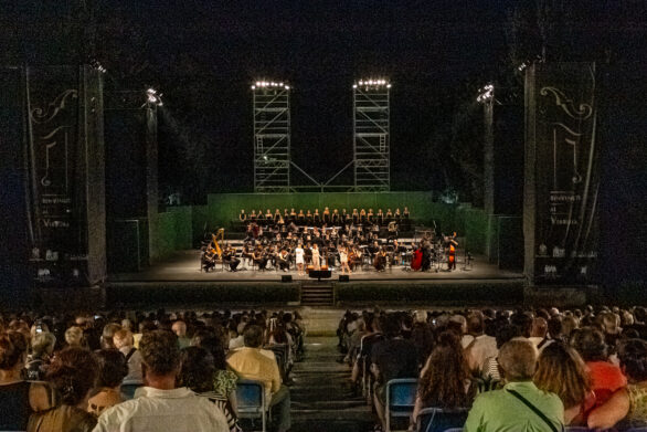 Prospettiva lontana dell'orchestra sul palco