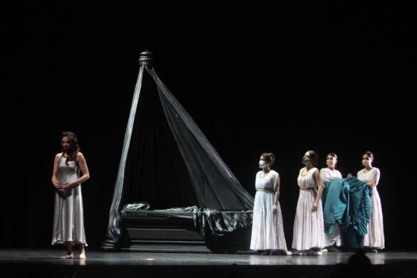 attori in scena sul palco durante l'opera "Dido and Aeneas"