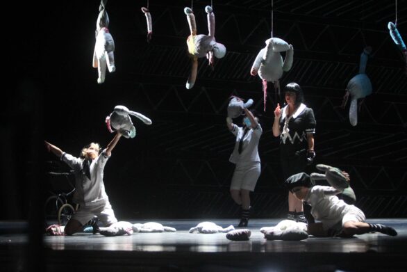 attori in scena sul palco durante l'opera "Dido and Aeneas"