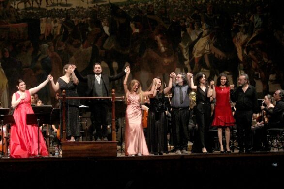 Gli artisti, schierati in fila sul palco, ringraziano il pubblico