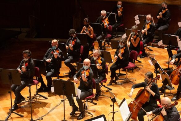 una visuale dell'orchestra che si compone di violinisti e violoncellisti