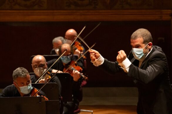 direttore d'orchestra dirige con passione i violinisti