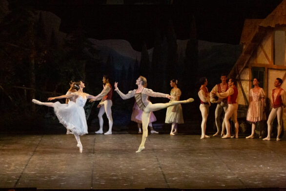 due ballerini, un uomo ed una donna si esibisco nel balletto Giselle