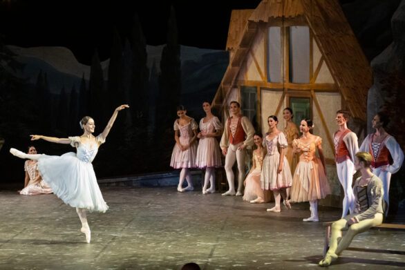 La ballerina si esibisce sulla sinistra, i ballerini sulla destra la guardano gioiosi
