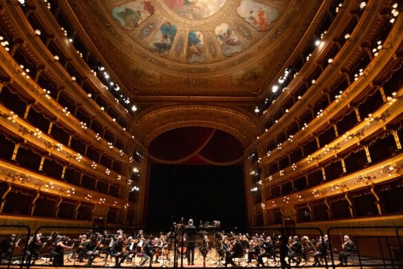 Panoramica del palco e dei palchi laterali con l'orchestra