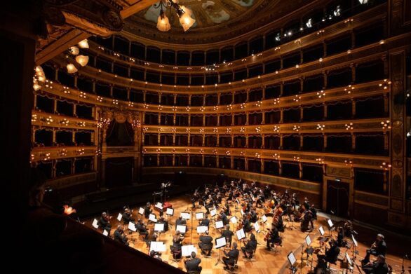 l'orchestra suona con la panoramica interna del teatro