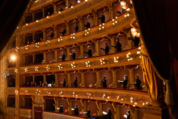 Ripresa della platea, le luci calde del teatro creano un’atmosfera intima e intensa.