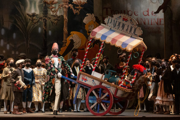 attore al centro della scena con un carretto nell'opera La Boheme
