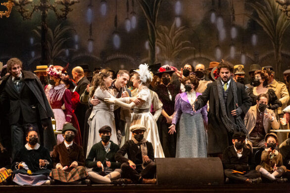 gli attori tutti insieme sul palco nell'opera La Boheme